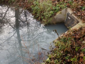 Splašky z dešťové kanalizace ve Strouze (12. 12. 2016)